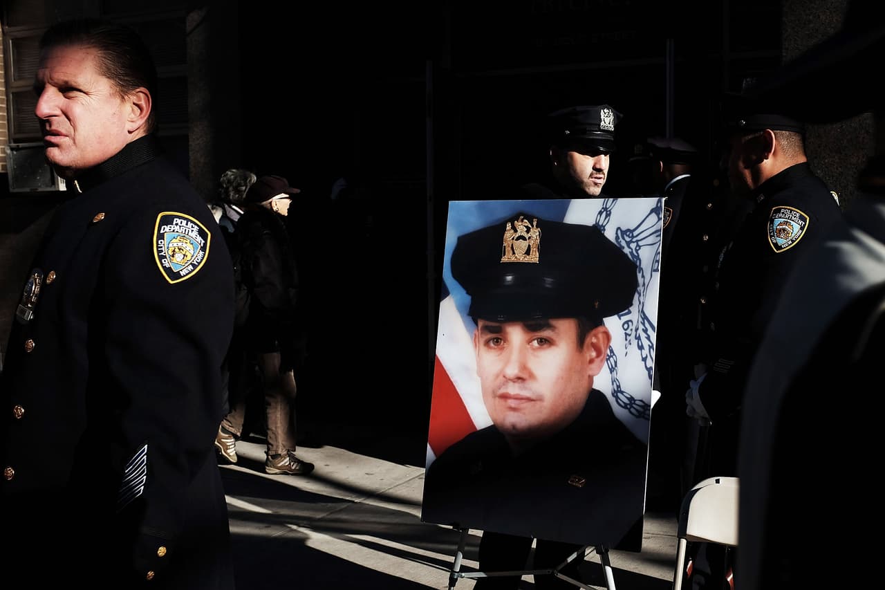 Este domingo se honró la vida de dos policías que fueron asesinados a tiros hace un año en Nueva York mientras se encontraban en su patrulla.