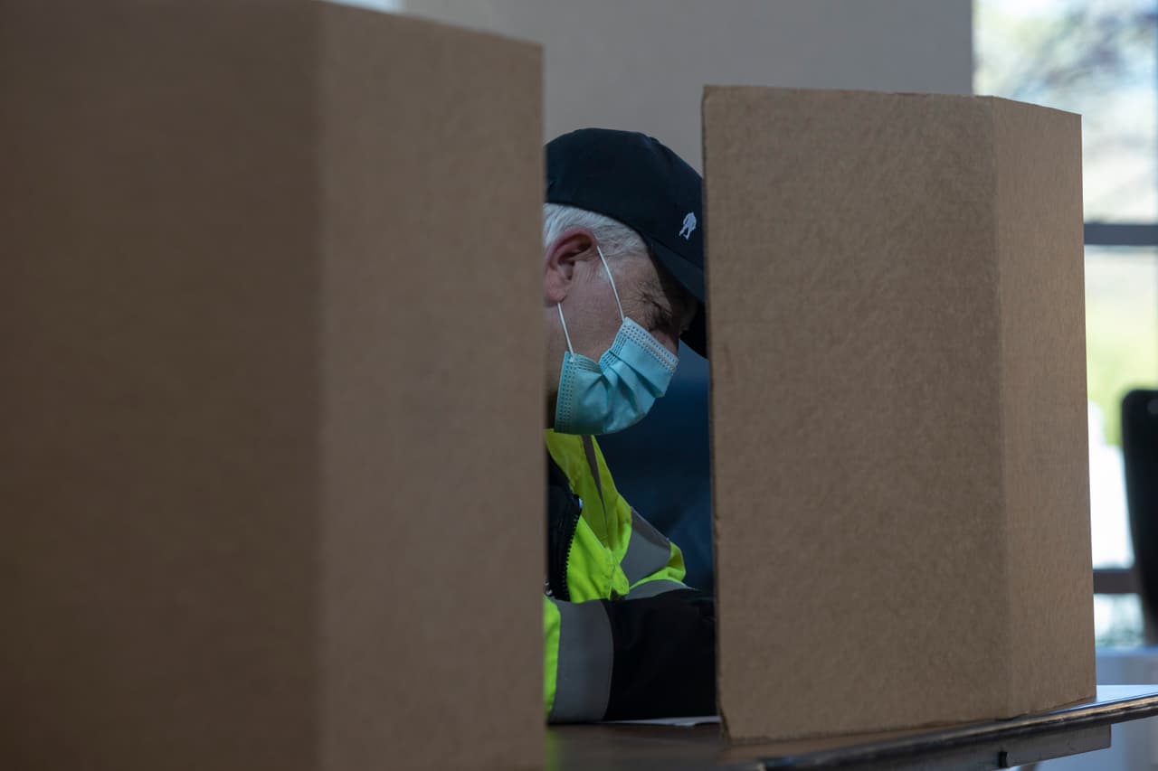 Un votante de Michigan acude al Centro Comunitario Troy, para participar de la jornada electoral del 3 de noviembre en Estados Unidos, donde se elegirá al nuevo presidente del país.