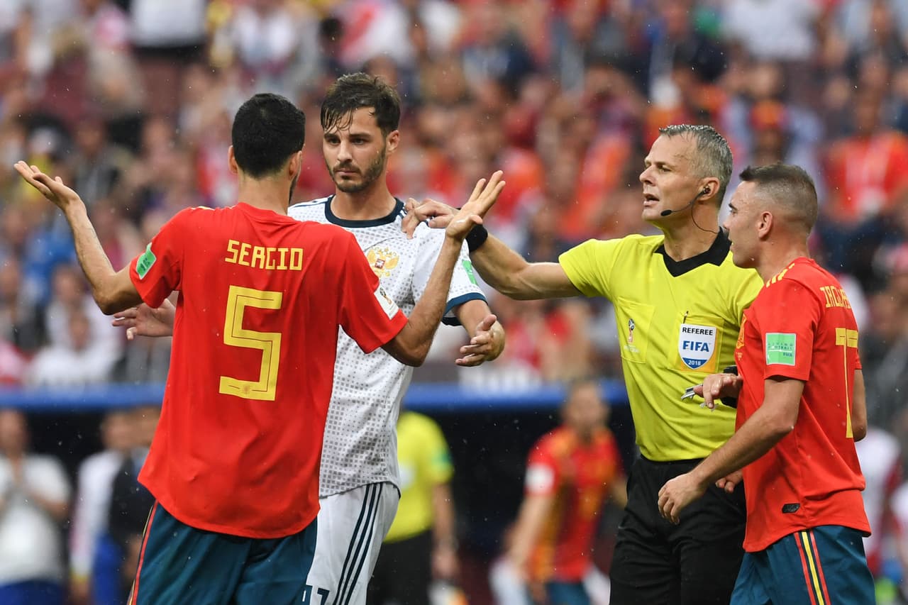 <b>6. La cuarta sustitución </b>
<br>El mediocampista ruso Aleksandr Erokhin se convirtió en el jugador que ‘estrenó’ la cuarta sustitución en la historia de los Mundiales. La
<i>International Board</i> y la FIFA aprobaron conceder un cambio más en los tiempos extra para Rusia 2018. Los locales fueron los primeros en echar mano del relevo adicional ingresando a Erokhin por Daler Kuziaev al minuto 97 en el juego de octavos de final contra España.