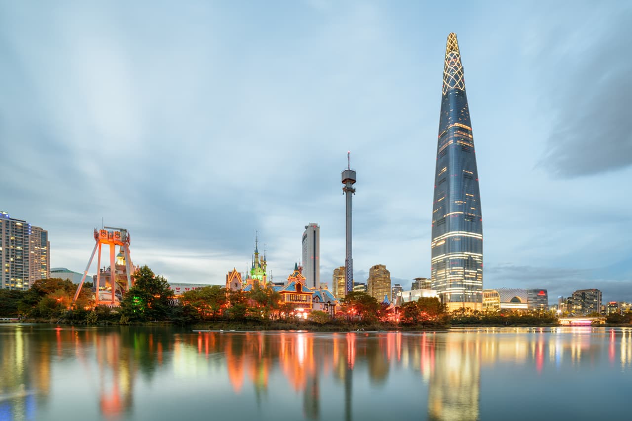 <b>Puesto 5. Lotte World Tower, Seúl, Corea del Sur. </b>Mide 1,819 pies de altura (554.5 metros) y 123 pisos. Fue completado en 2017 y alberga un hotel, oficinas y residencias particulares.