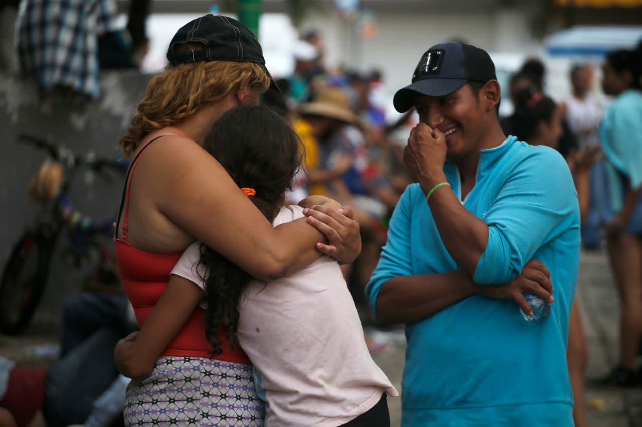 México comenzó a aceptar a pequeños grupos para su proceso de asilo y otorgaron algunos permisos de visita por 45 días.