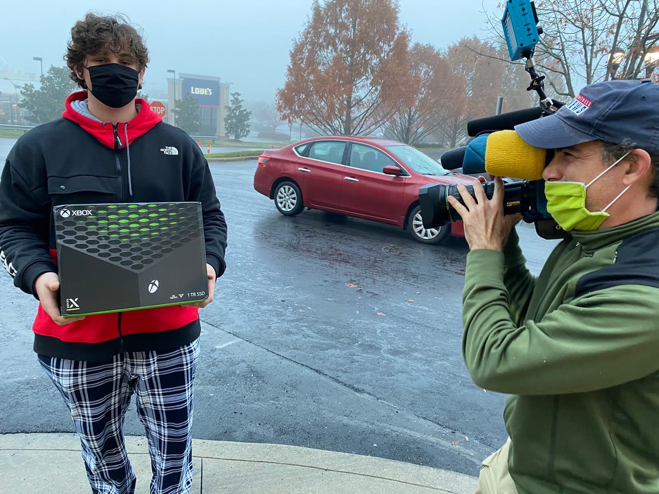 Aidan, otro joven a las afueras de Game Stop, logró adquirir el Xbox.