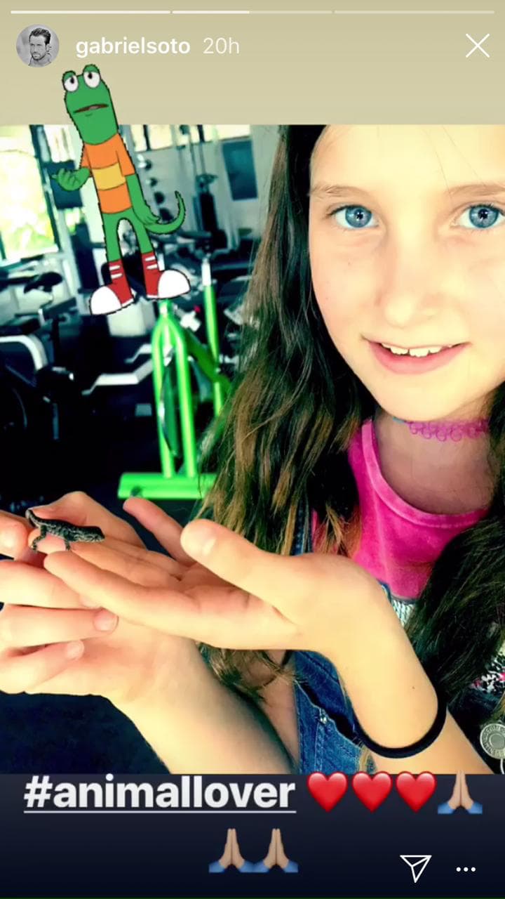 Mientras que su primogénita Elissa se la pasó jugando con una pequeña lagartija.