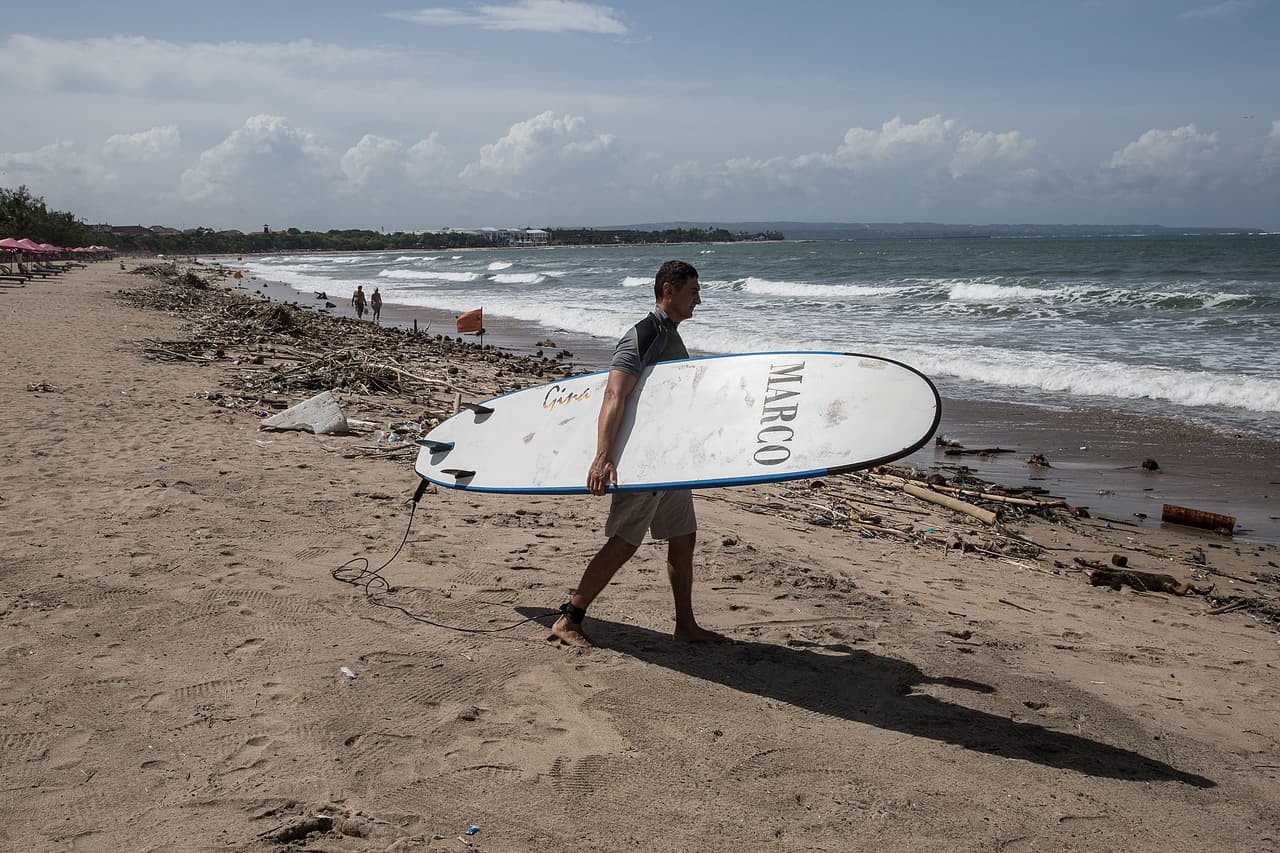 Aunque muchas personas se confiesan grandes amantes de sus playas, esto se ha convertido en una mala cosa para los ecosistemas del lugar. Según los lugareños, el comportamiento irresponsable de los turistas ha convertido a la isla en un verdadero basurero a cielo abierto.