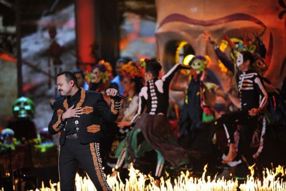 Qué apasionado Pepe Aguilar, se nota que al interpretar lo hace con todo el sentimiento.