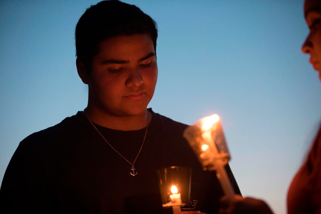 Durante el fin de semana otras vigilias han tenido lugar en la comunidad de Santa Fe. Kody Leal y un amigo asisten a una de ellas.