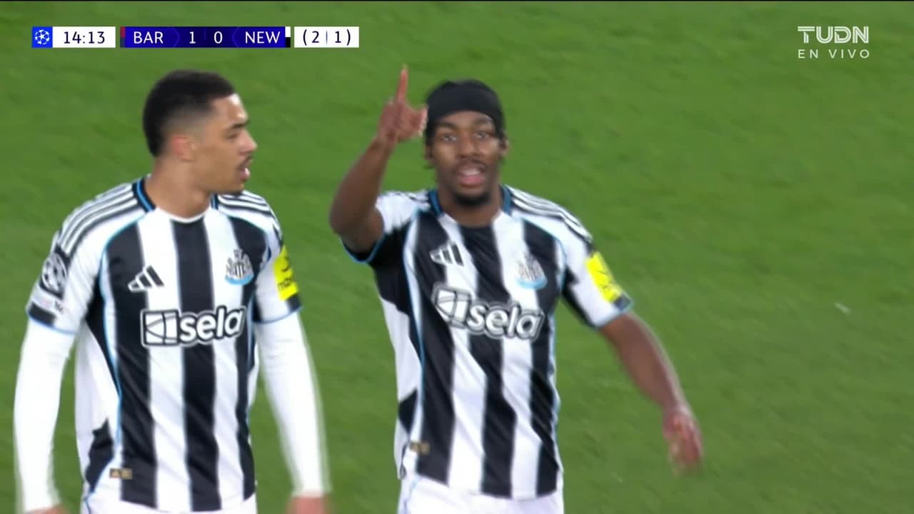 ¡Gol de Newcastle! Gran carrera de Elanga que vence a García y pone el 1-1