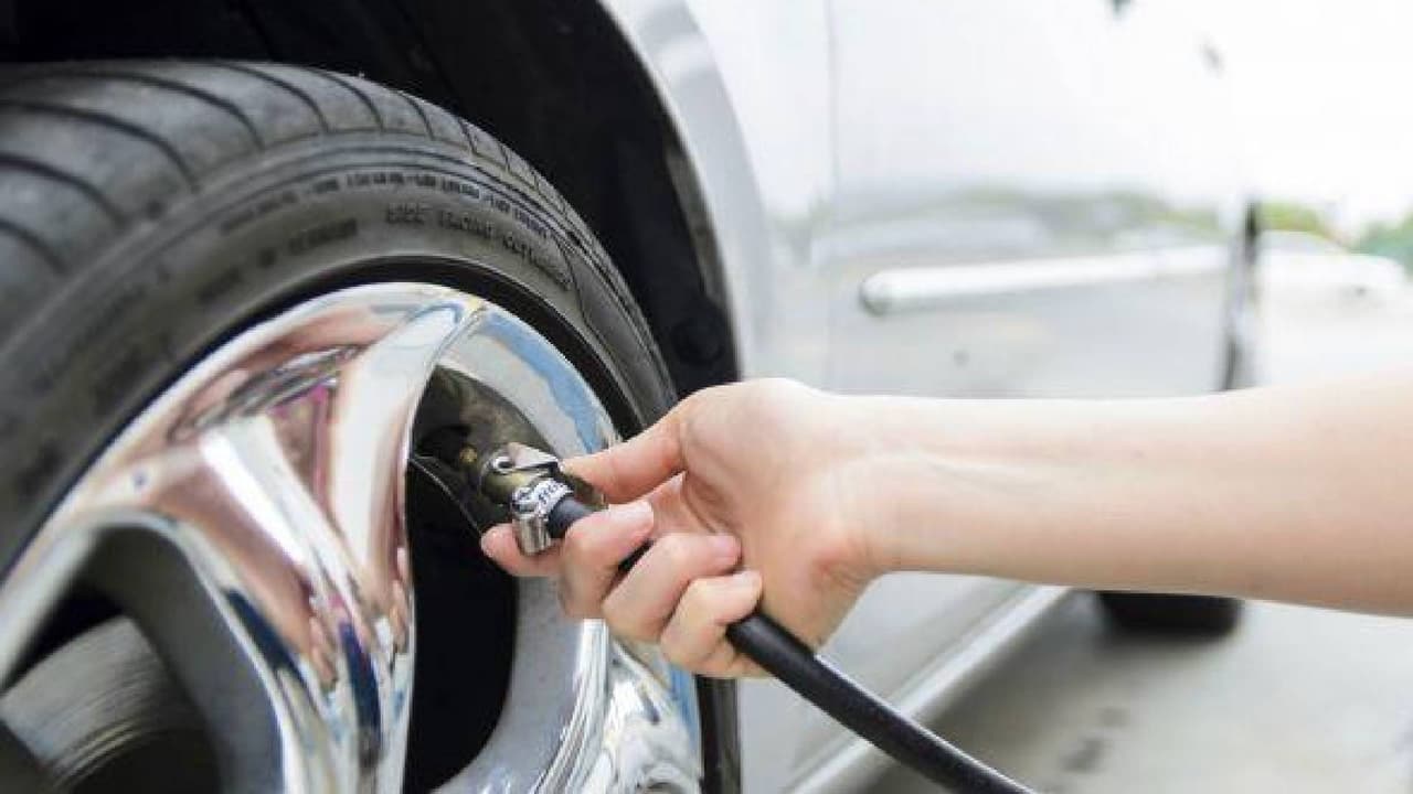 <b>Cómo afecta el calor</b>
<br>Por cada aumento de temperatura de 10 ℉, los neumáticos ganan 1 PSI (libra por pulgada cuadrada) de presión. Por cada caída de 10 ℉, los neumáticos pierden aproximadamente 1 PSI de presión.