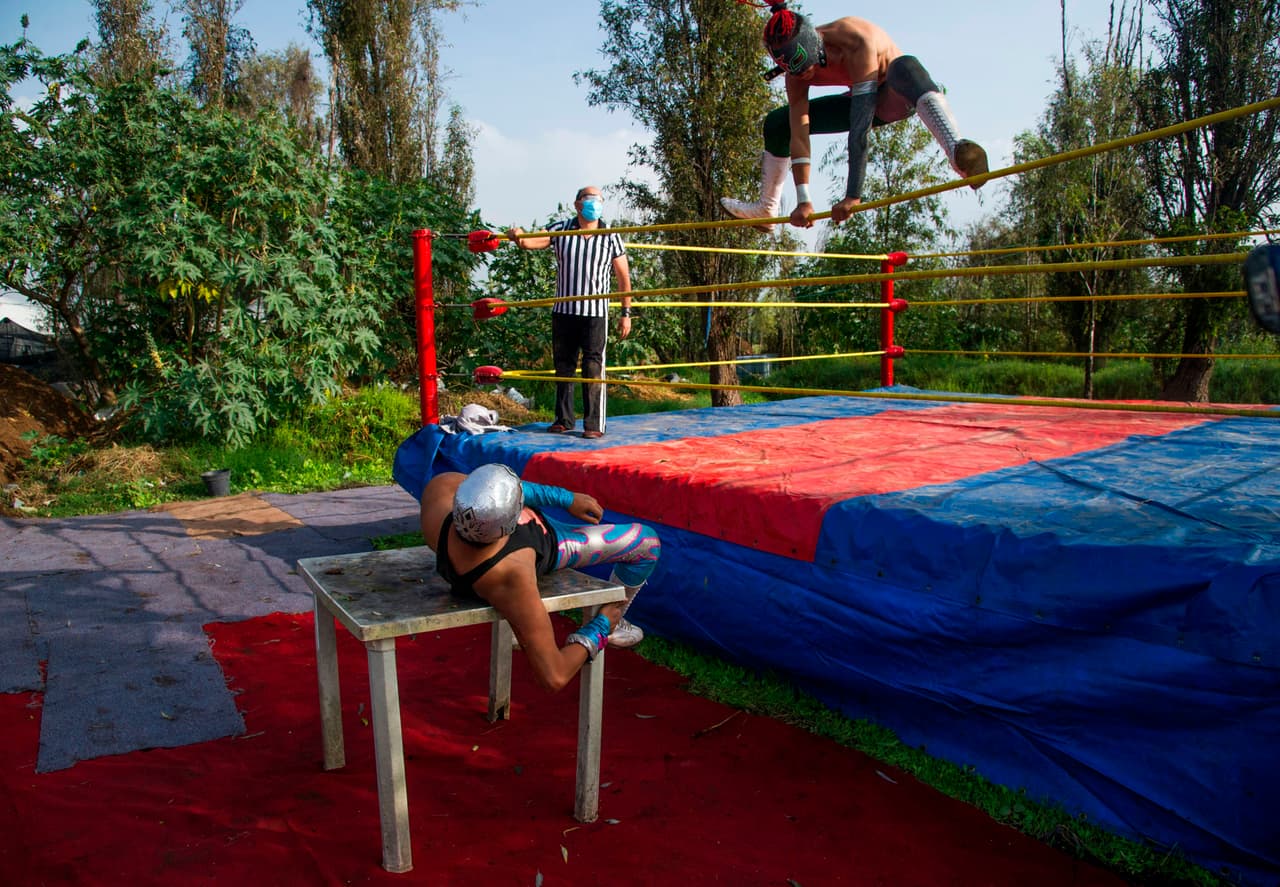 El espectáculo incluyó un combate estelar y tres preliminares, cuyas llaves, planchas y huracarranas (maniobra de sometimiento)
<b> narraron dos apasionados locutores como si estuvieran en la Arena México, recinto sagrado de este deporte ampliamente popular.</b>
<br>