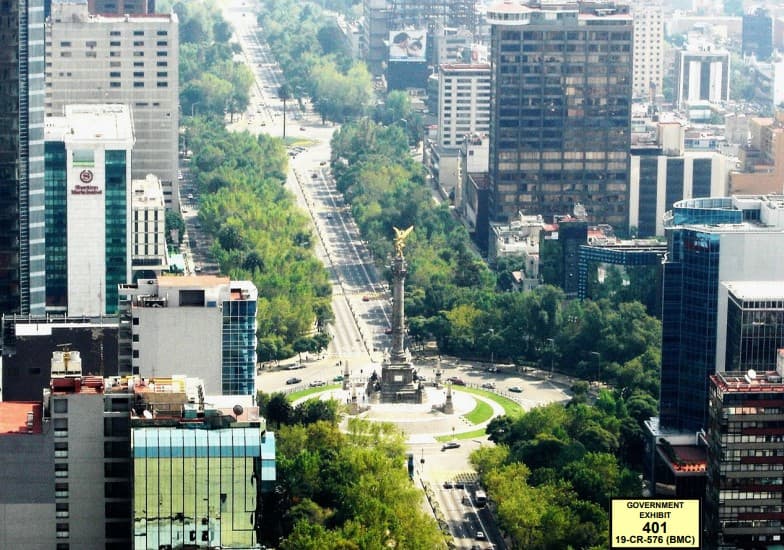Esta imagen aérea en la que aparece el monumento del Ángel de la Independencia en la Ciudad de México se exhibió para indicar el lugar preciso donde estaban las oficinas del acusado.