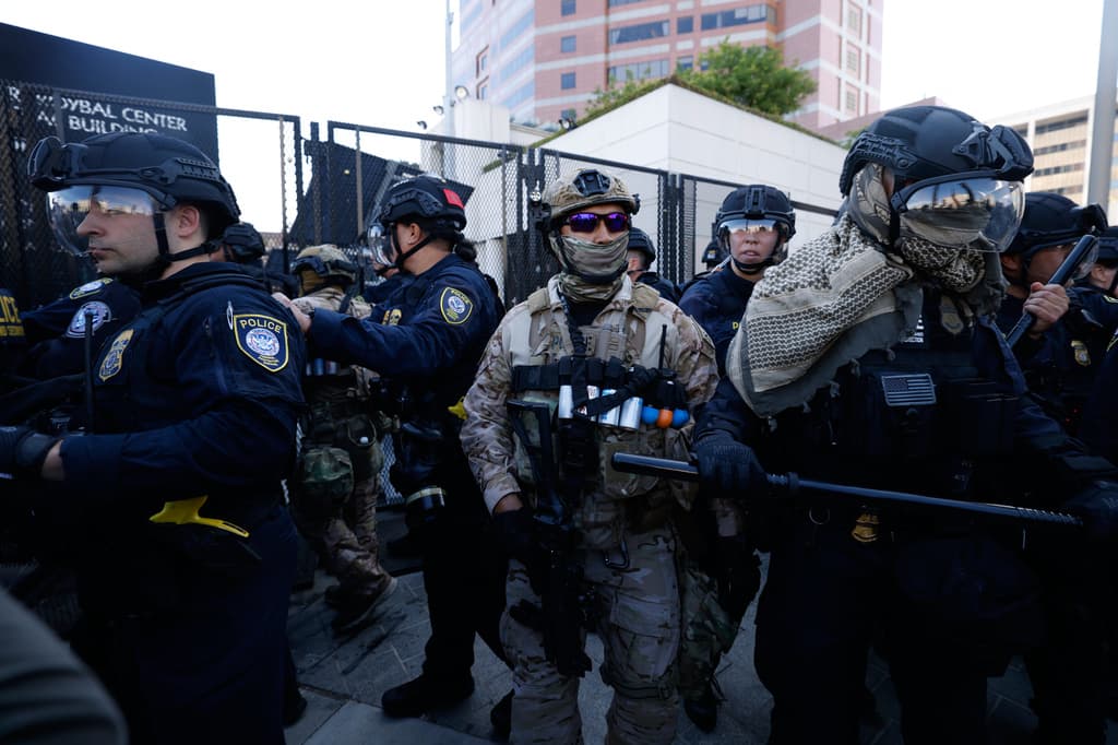 Pasadas las 8:00 de la noche del sábado, el Departamento de Policía de Los Ángeles (LAPD) 
<b><a href="https://x.com/LAPDCentral/status/2063460347319865791" target="_blank">declaró la asamblea (manifestación) como ilegal y ordenó a los manifestantes dispersar el área</a></b>.