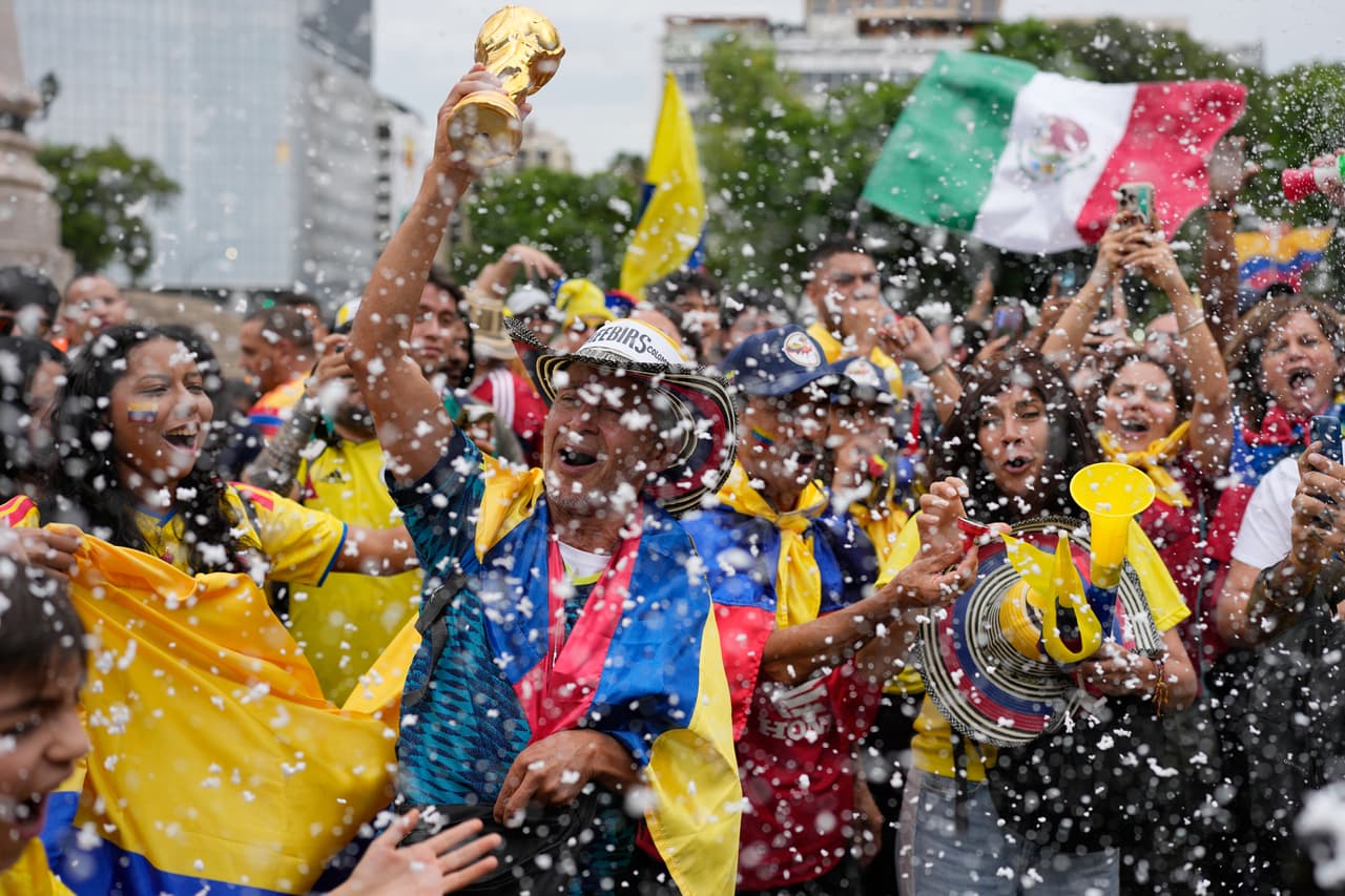 Aficionados colombianos se reúnen un día antes del partido de su selección contra Uzbekistán en la Copa Mundial de futbol en la Ciudad de México, el martes 16 de junio de 2026.