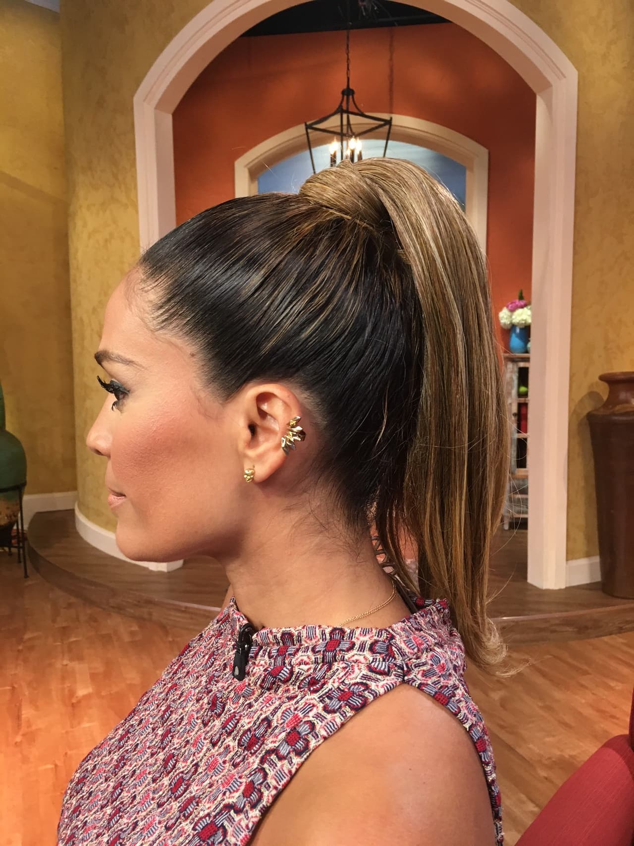 En temporada de calor, nada mejor que usar tu cabello todo recogido para evitar el sudor en el cuello y lucir muy guapa.