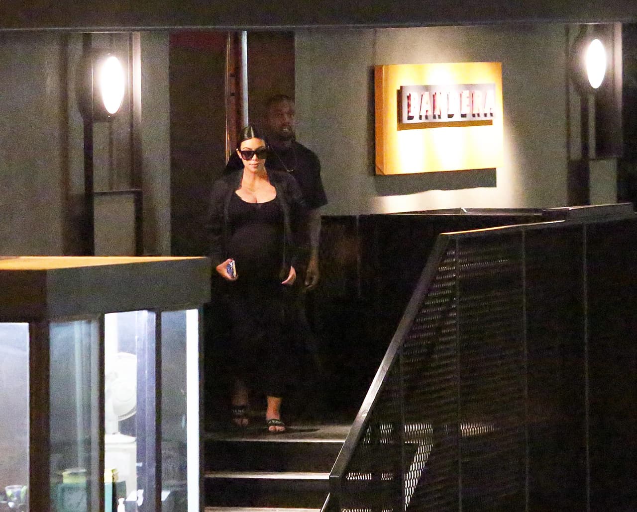 Nada de eso, la mujer de Kanye se pasea en unas cómodas y costosas chanclas Givenchy.