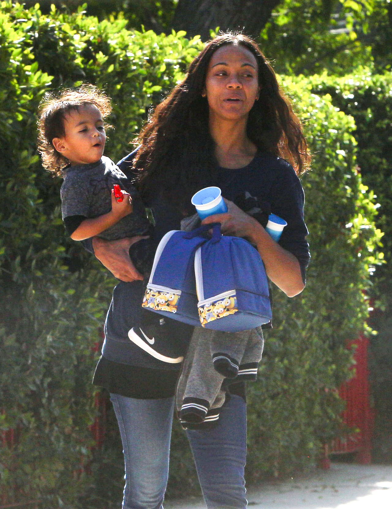 Cada uno cargaba a uno de sus chiquitos, Cy y Bowie.