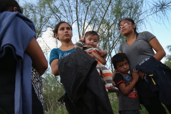 El abogado de inmigración, Raed González comentó que si un familiar te está pidiendo solo debes de seguir las instrucciones en la página web y puedes hacer el trámite tu mismo,
<b> ahí te van guiando y te van diciendo los documentos que deben de escanear.</b>