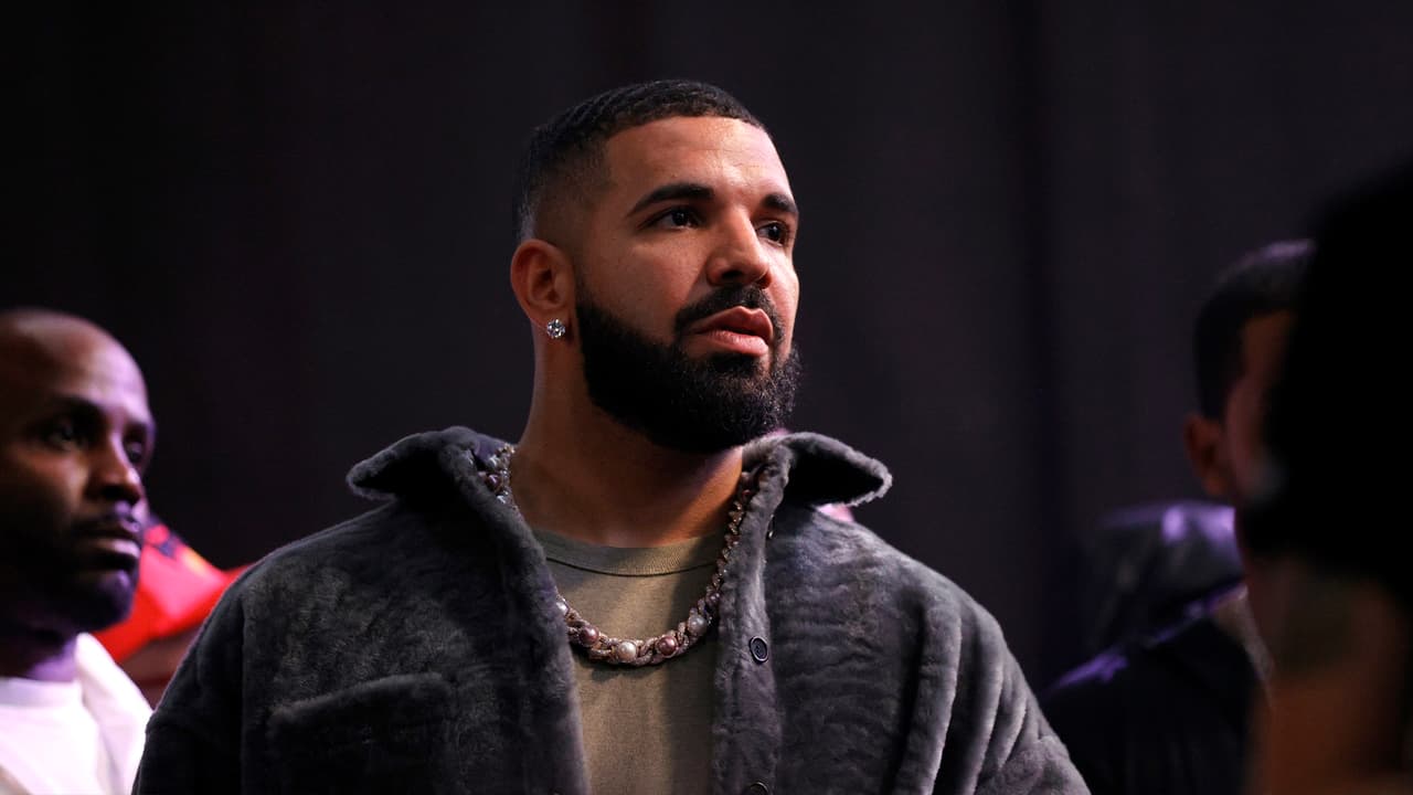 Testigos aseguran que la presencia sorpresa de Drake hizo aumentar la euforia y emoción de los asistentes.
