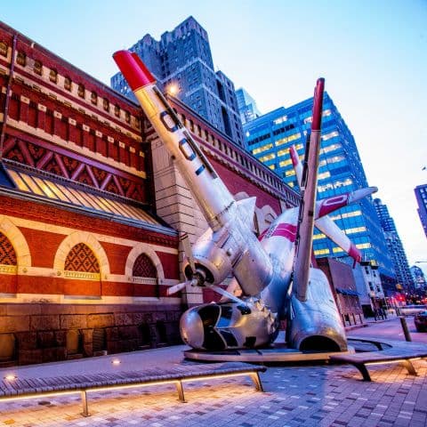 <b><a href="https://www.pafa.org/event-series/family-arts-academy" target="_blank">Philadelphia Academy of the Fine Arts</a></b>: Normalmente, la Academia de Artes Familiares de PAFA ofrece talleres gratuitos que son divertidos para toda la familia los domingos de 2 a 4 pm. Cada semana, los artistas locales guían a los pequeños y a sus padres para que enciendan su imaginación y vean el arte bajo una luz completamente nueva.