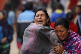 Los familiares de una de las víctimas del mortal terremoto de Nepal lloran durante la cremación del cuerpo el Bhaktapur, cerca de Katmandú, la capital.