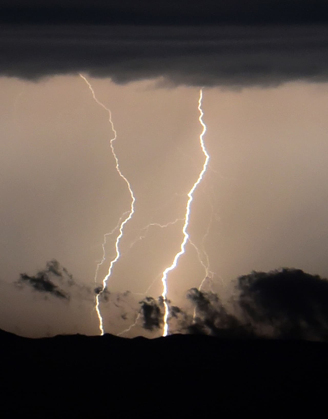 En el sur de California se registraron unas 40,000 descargas eléctricas durante una serie de tormentas que cruzaron por la región el fin de semana, según informó
<i>Associated Press</i>.