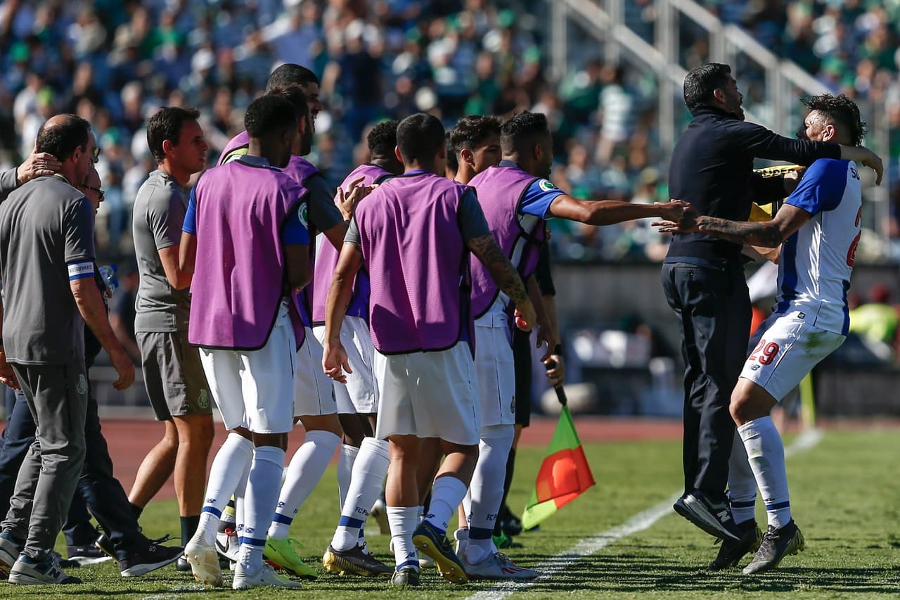 La efusiva celebación de Tiquinho (derecha) llegó hasta el banco donde lo esperaba el técnico Sergio Conceicao.