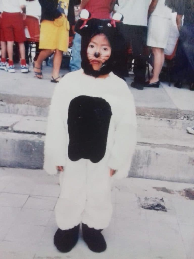 Desde pequeña tenia talento. Aquí la vemos participando en un festival escolar en su natal Tlaxiaco, en Oaxaca.