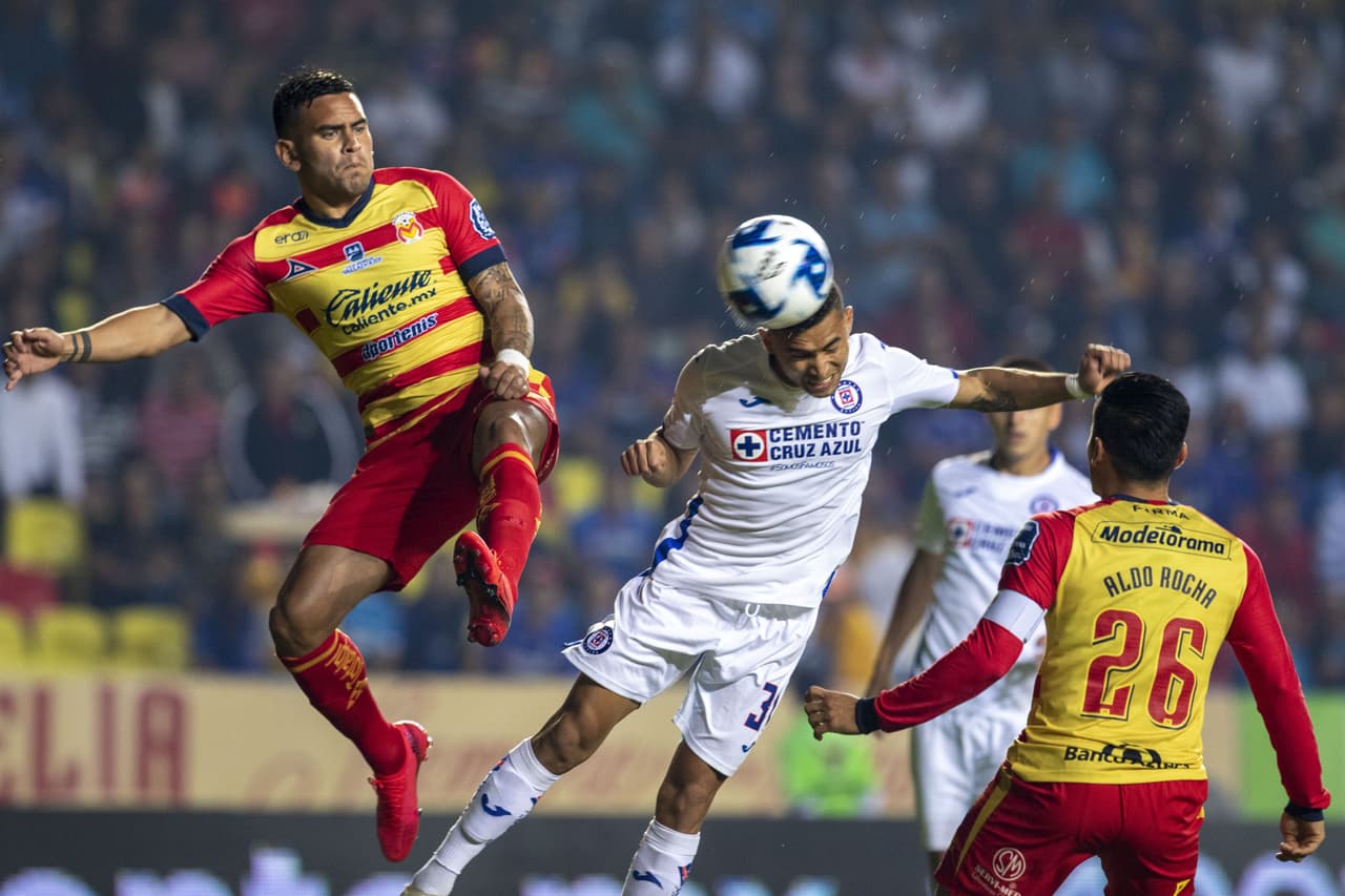 Orbelín Pineda remata solo en el área de Morelia, pero manda el balón por encima de la poertería de Luis Malagón.