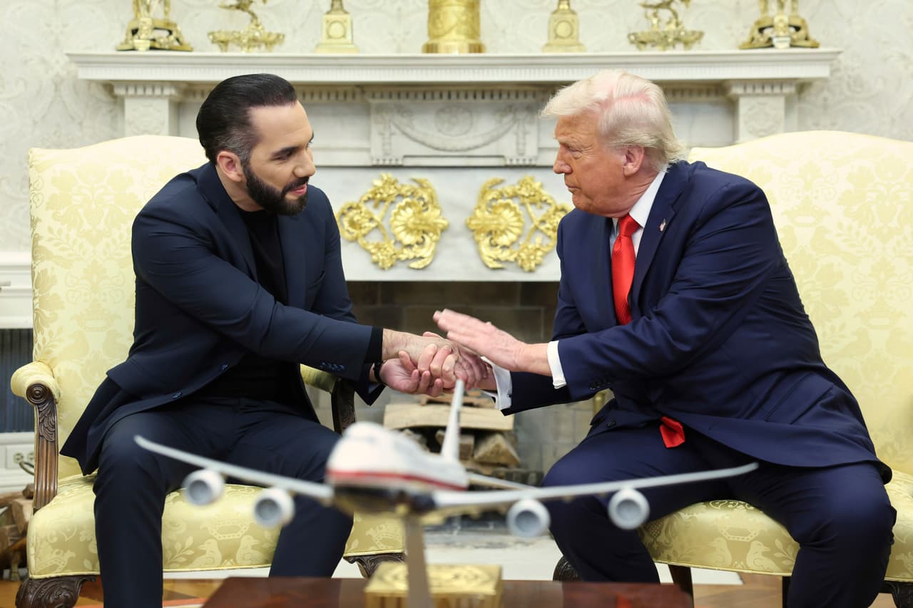El presidente Donald Trump, a la derecha, estrecha la mano del presidente de El Salvador, Nayib Bukele, durante una reunión en el Despacho Oval de la Casa Blanca en Washington, el lunes 14 de abril de 2025.
<br>