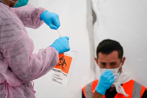 Al inicio de la pandemia, California no tenía suficientes centros de pruebas de coronavirus. Sin embargo, a noviembre, el estado cuenta con mega centros de pruebas como el 
<a href="https://www.univision.com/local/los-angeles-kmex/el-estadio-de-los-dodgers-se-convierte-en-mega-centro-de-pruebas-de-coronavirus-en-california-fotos">estadio de los Dodgers</a> con una capacidad de las 50 mil pruebas diarias.