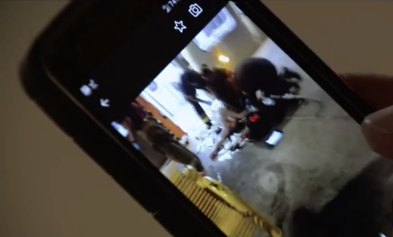 Los testigos que estaban a bordo del vagón del tren metro en medio de su desesperación al comenzar el tiroteo corrieron al lado opuesto del vagón.