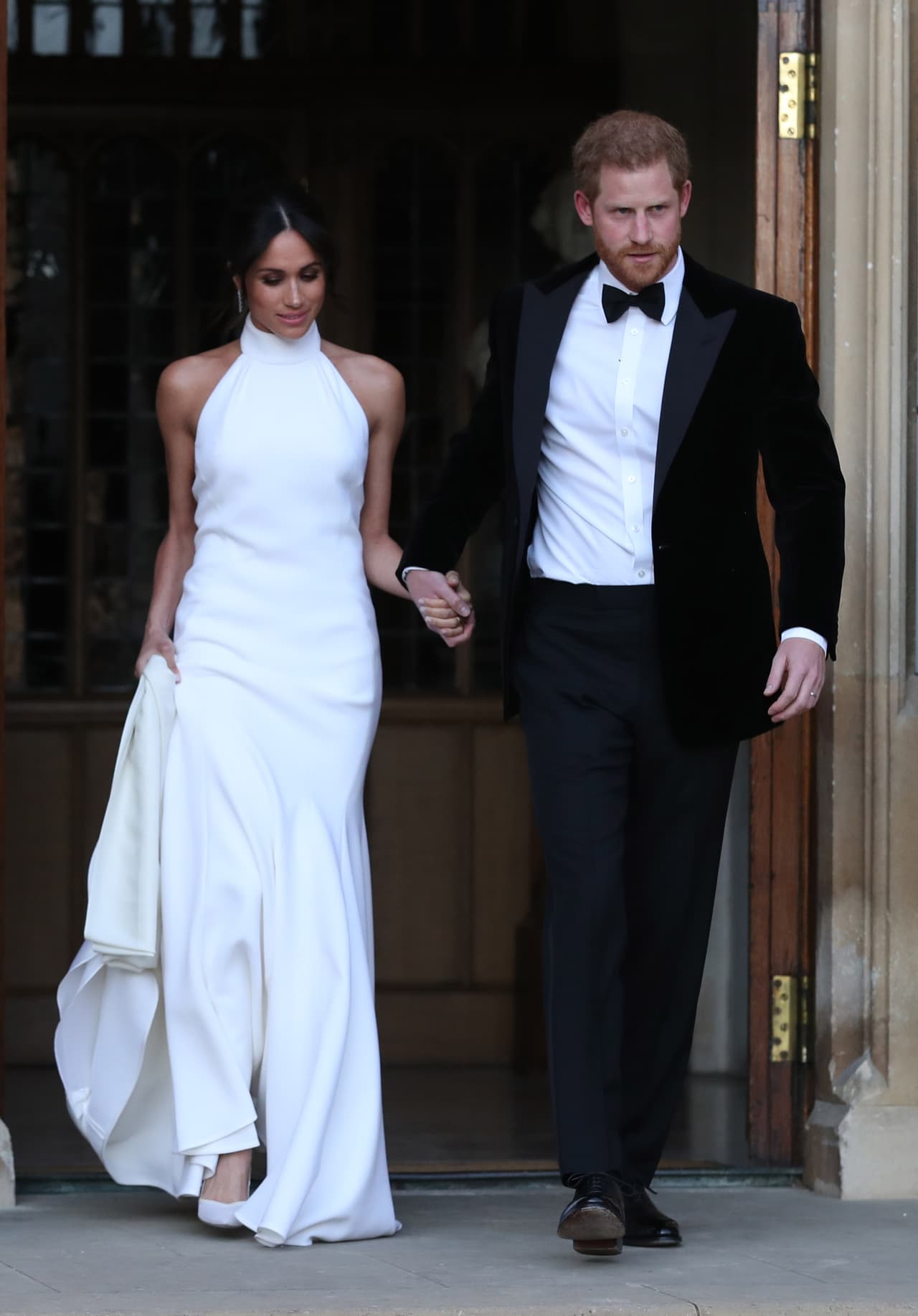 <b>19 de mayo, 2018</b>
<br>Por la noche, Meghan sorprendió con un 
<b><a href="https://www.univision.com/estilo-de-vida/bodas/asi-si-meghan-su-segundo-espectacular-vestido-de-novia-para-la-fiesta-de-boda-no-decepciono-fotos">nuevo vestido mucho más acorde</a></b> con su tradicional estilo. Se trató de un atuendo halter en seda blanca azulada con una corta cauda de la diseñadora británica Stella McCartney, zapatos Aquazurra y rematado con un impresionante anillo de aquamarina que perteneció a la princesa Diana.