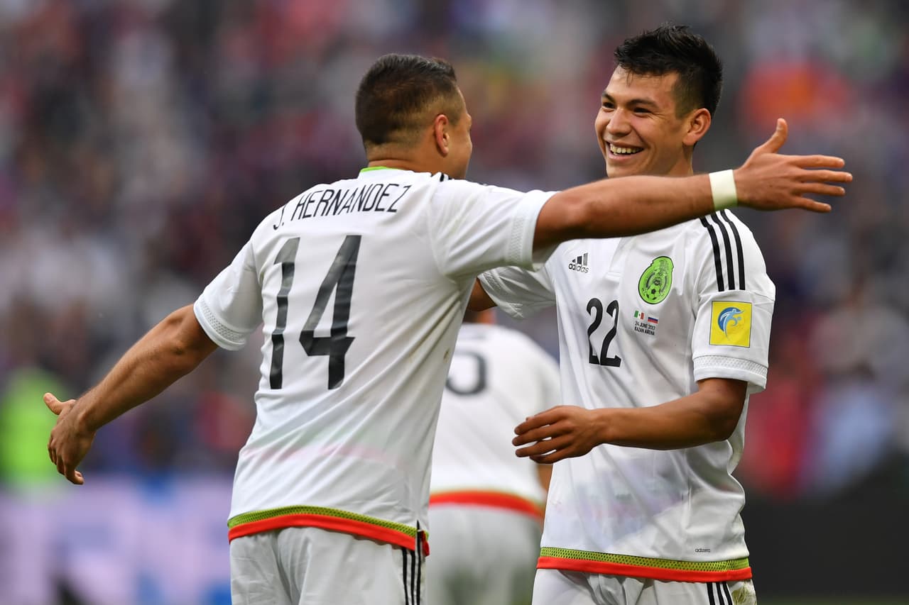 El camino de Hirving 'Chucky' Lozano en su comienzo en el fútbol europeo se asemeja al de otro gran delantero mexicano, Javier 'Chicharito' Hernández, en el Viejo Continente.