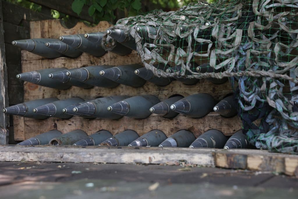 Esta fotografía muestra cohetes del BM-21 Grad ucraniano en un campo cerca de Izyum, al sur de Járkov. El gobierno estadounidense anunció el martes que entregaría a Ucrania asistencia militar por 625 millones de dólares, que incluye más sistemas 
<a href="https://www.univision.com/noticias/mundo/enviara-eeuu-cohetes-himars-ucrania-podria-alterar-guerra">lanzacohetes HIMARS</a>, a los que se atribuye haber contribuido al reciente avance militar de Kiev. El paquete también incluye municiones para sistemas de artillería y vehículos blindados.
