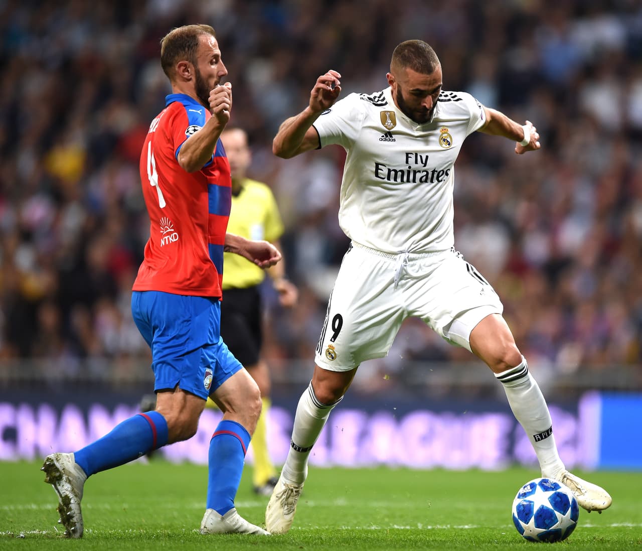 Inmediatamente llegó el Madrid con Benzema por la banda izquierda, enganchó y decidió rematar cuando Bale esperaba el pase para el 2-0 en el área.