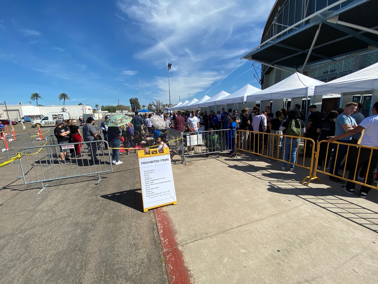 Varias señales explican los requisitos para el ingreso al Veterans Memorial Coliseum.