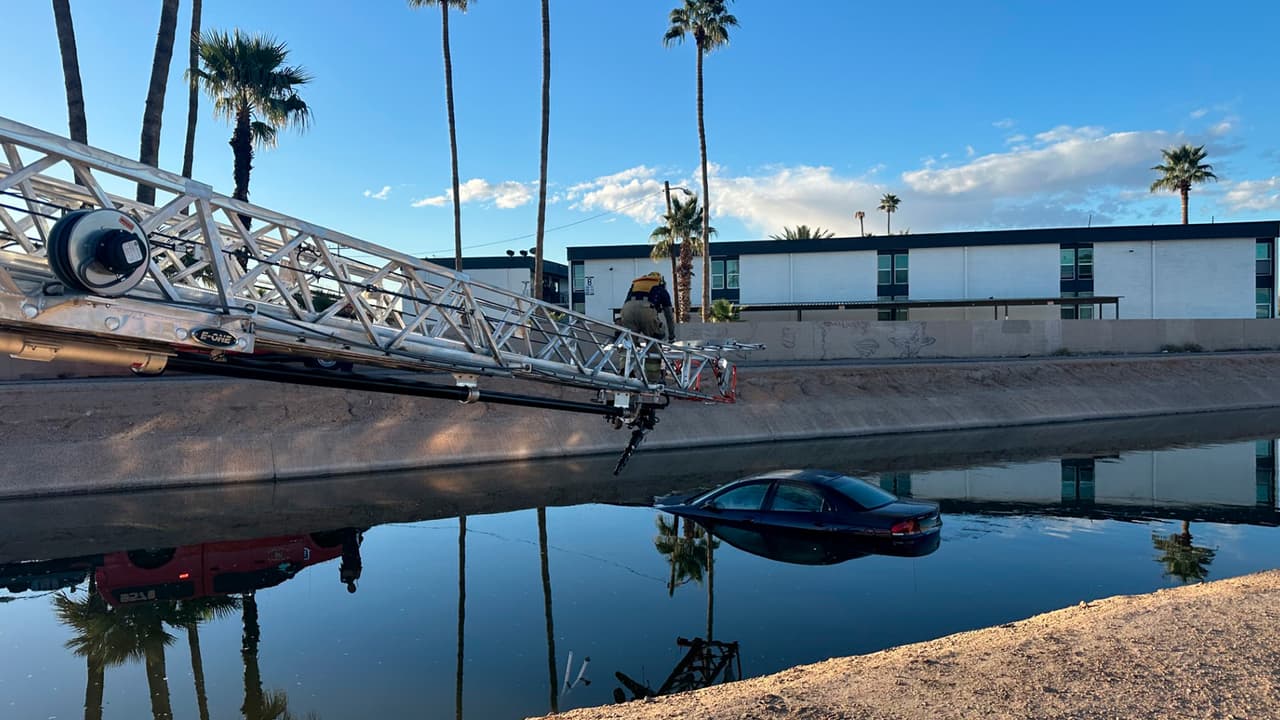 Al revisar a través del techo solar de la unidad los rescatistas descubrieron que no había personas a bordo de la unidad, por lo que procedieron a retirar el auto del canal.