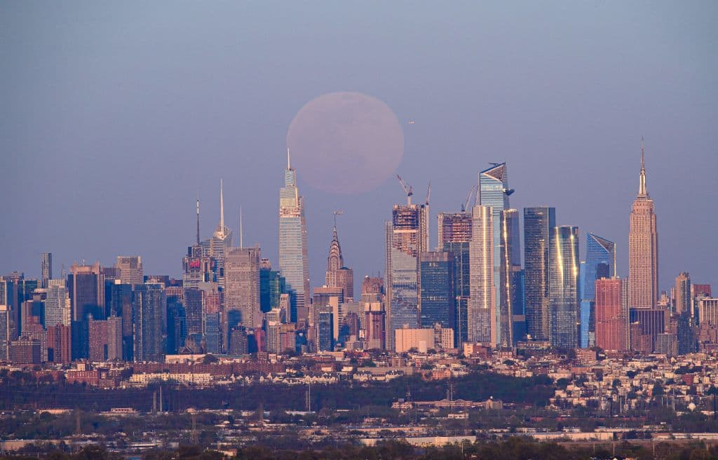 Imponente, de fondo, con Manhattan a sus pies, la superluna rosa.