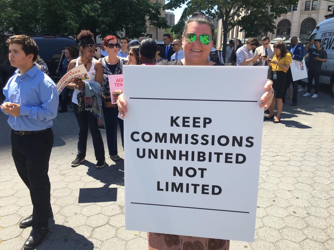 "Mantener comisiones ilimitadas sin impedimentos" dice este mensaje.