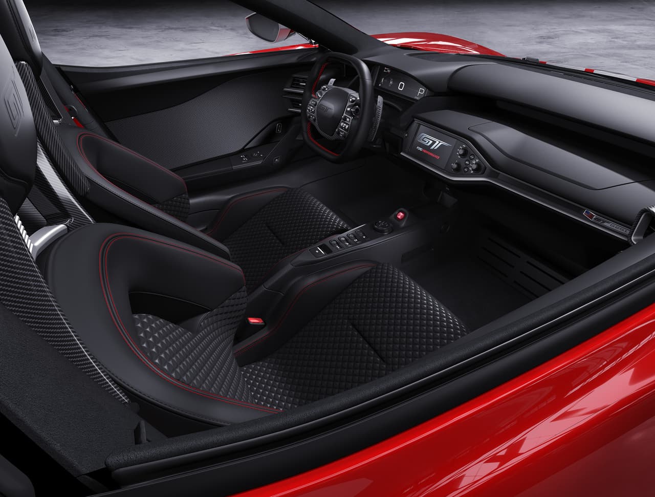 Sus asientos de fibra de carbono están envueltos en cuero con costuras rojas. Las costuras en su volante y sus cinturones de seguridad también son rojos.