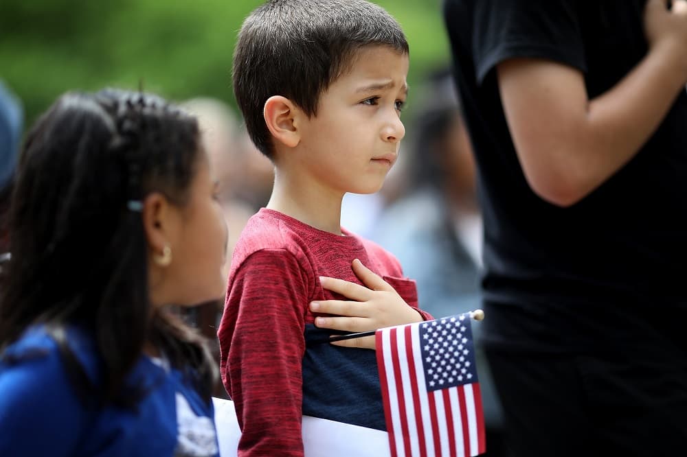 Trump dice que planea acabar con la ciudadanía automática para los hijos de indocumentados, aunque no está claro si puede hacerlo