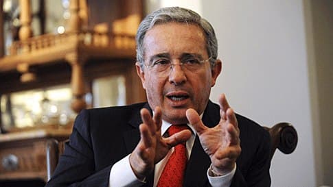 El expresidente Álvaro Uribe en su cuenta @AlvaroUribeVel tiene el 46% se seguidores reales, un total de 1,677,876 reales y 2,001,676 falsos.