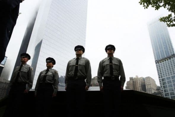 Cadetes de la Academia de Policía de la Autoridad Portuaria hacen guardia afuera del Museo dl 11 de septiembre.