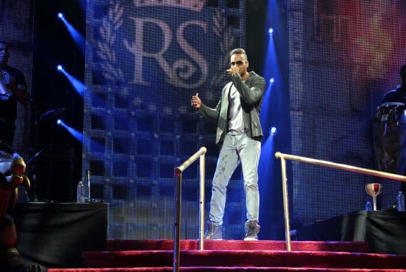 El Rey de la Bachata tuvo casa llena en el Toyota Center este miércoles, ve aquí las mejores imágenes de la noche.