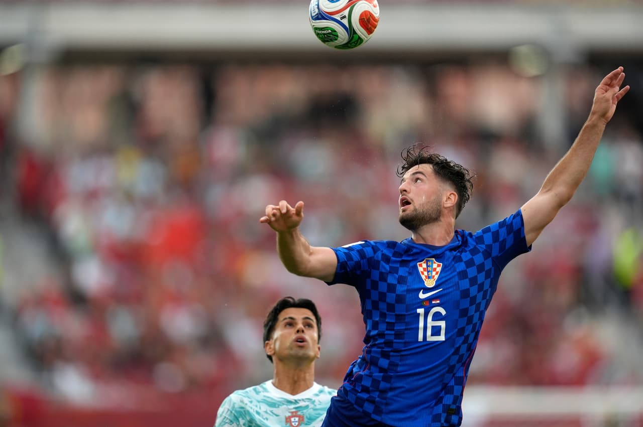 El croata Martin Baturina (16) cabecea el balón durante el partido de dieciseisavos de final de la Copa del Mundo entre Portugal y Croacia en Toronto, el jueves 2 de julio de 2026.