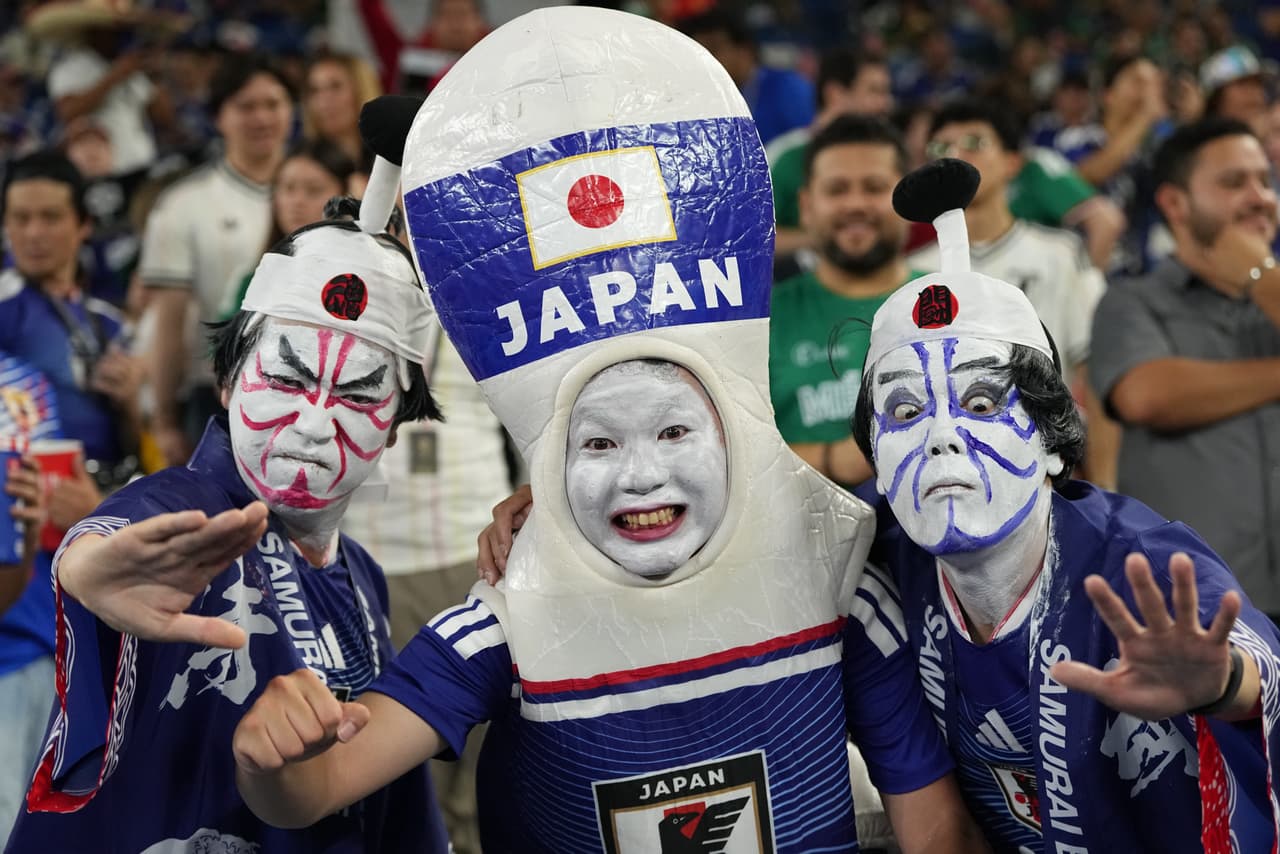 Aficionados japoneses vitorean antes del partido de fútbol del Grupo F de la Copa Mundial contra Túnez en Guadalupe, cerca de Monterrey, México, el sábado 20 de junio de 2026.