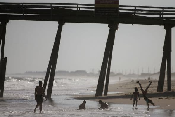 Numerosos espectáculos oficiales con artefactos de pirotecnia pueden por tanto verse suspendidos, si "Arthur" decide quedarse más de la cuenta o extender su radio de acción mientras se aleja hacia el noreste del Atlántico.