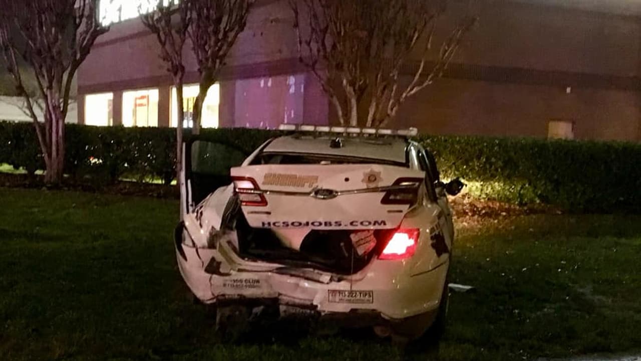 Así quedó una patrulla del sheriff del condado Harris tras ser estrellada por dos vehículos. Un conductor sospechoso de manejar ebrio impactó primero la unidad en la parte trasera y la lanzó a una intersección donde otro vehículo la estrelló en el lado del pasajero.