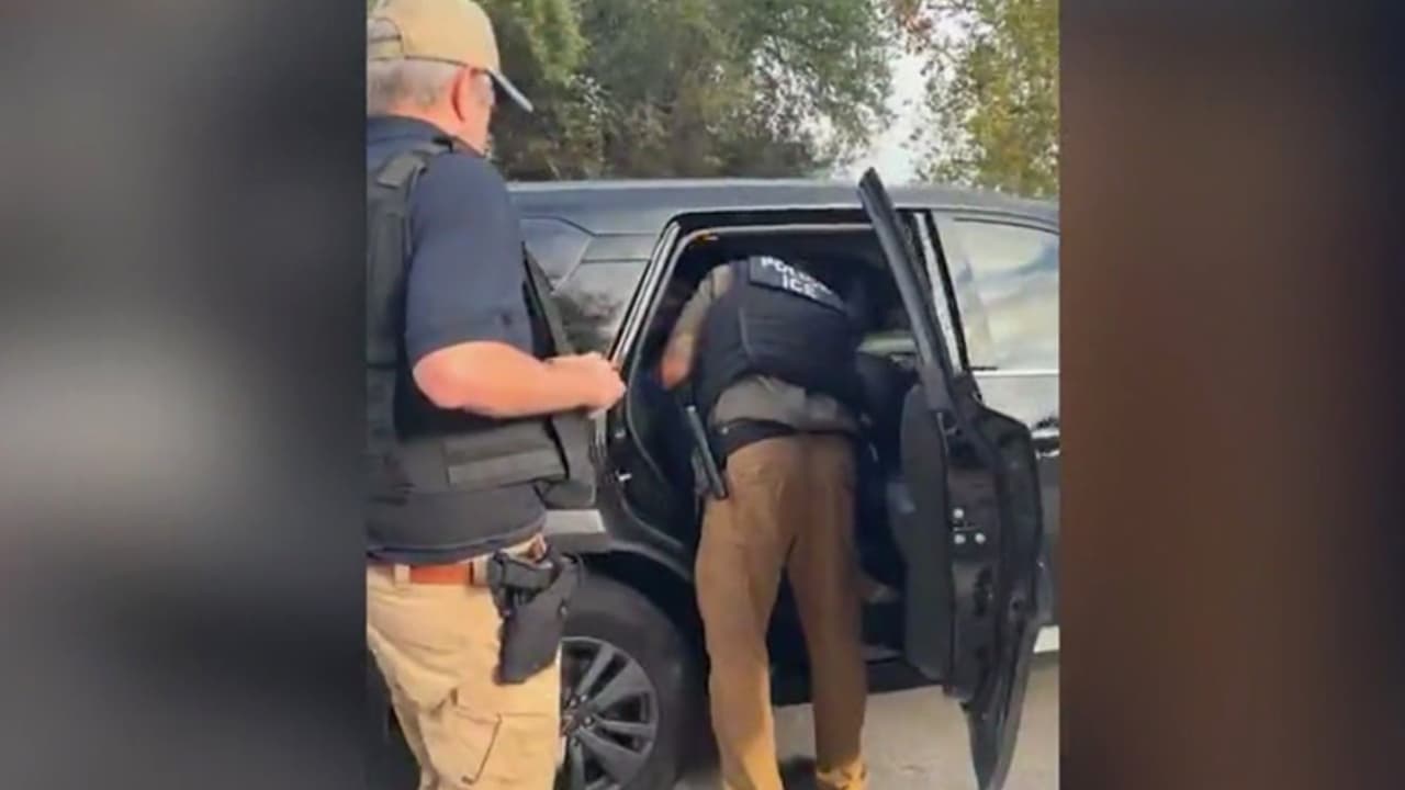 Testigo relata la detención por parte de ICE de una madre suplicando por sus hijos