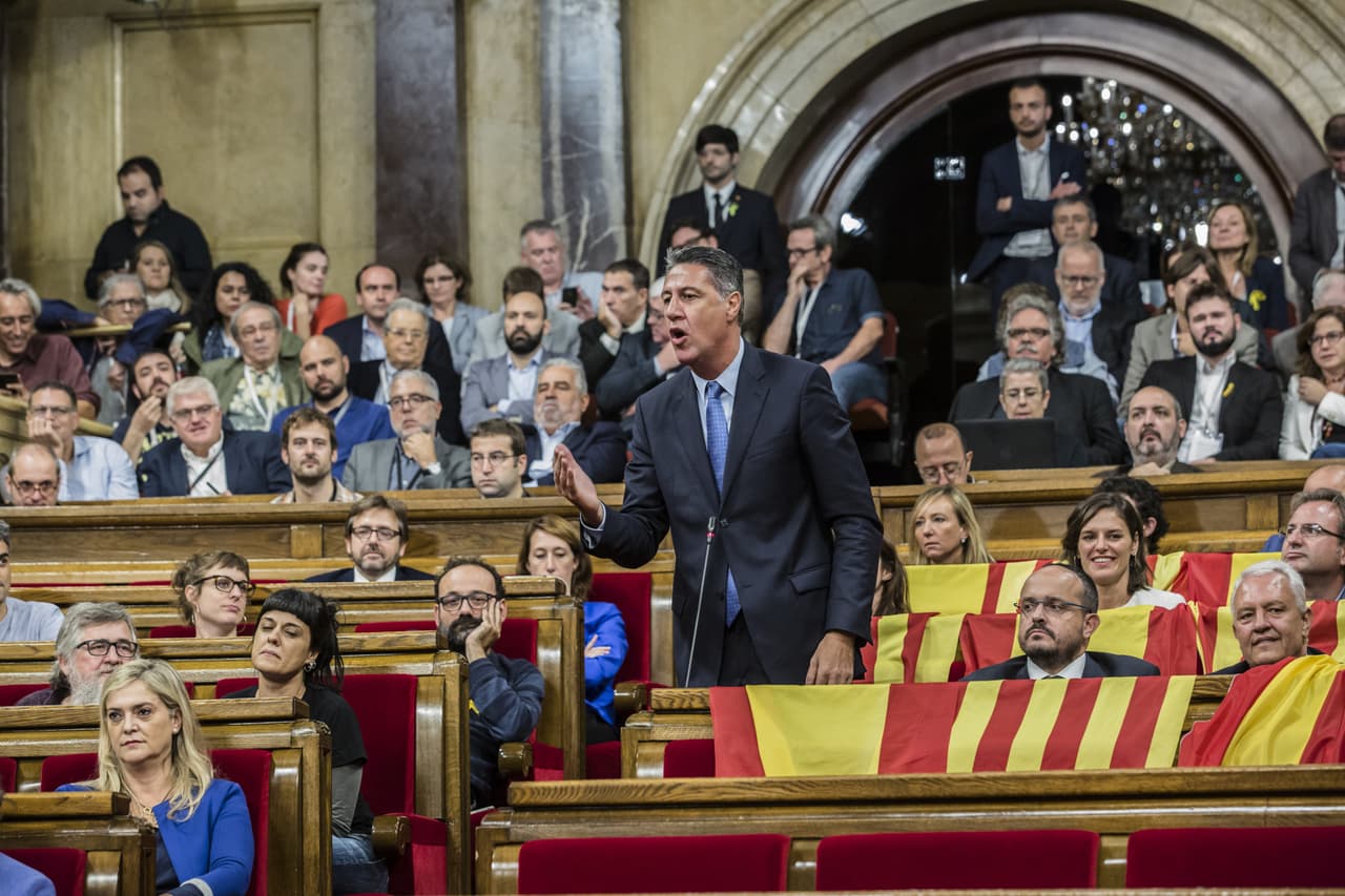 Xavier Garcia Albiol, líder del Partido Popular de Cataluña y opositor a la independencia, habla a los colegas legisladores antes de la votación. Más adelante los parlamentarios opositores abandonaron el parlamento y los independentistas aprobaron, en ausencia de la oposición, comenzar el proceso constituyente hacia una república catalana.