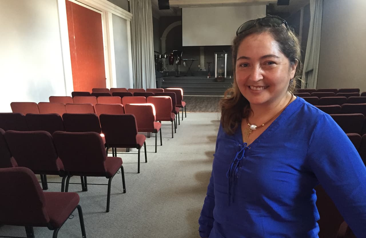 La pastora evangélica Noemi Suárez en su iglesia en Fort Walton.